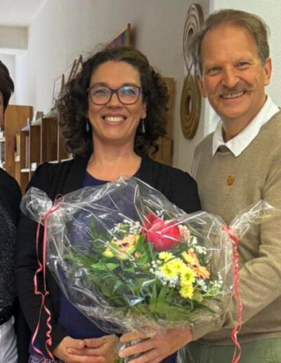 Manuela Drewas mit Bürgermeister Fritz-Georg Streichert und Susanne Völker bei der Eröffnung des MONTESSORIheute Instituts in Müncheberg, mit Blumenstrauß