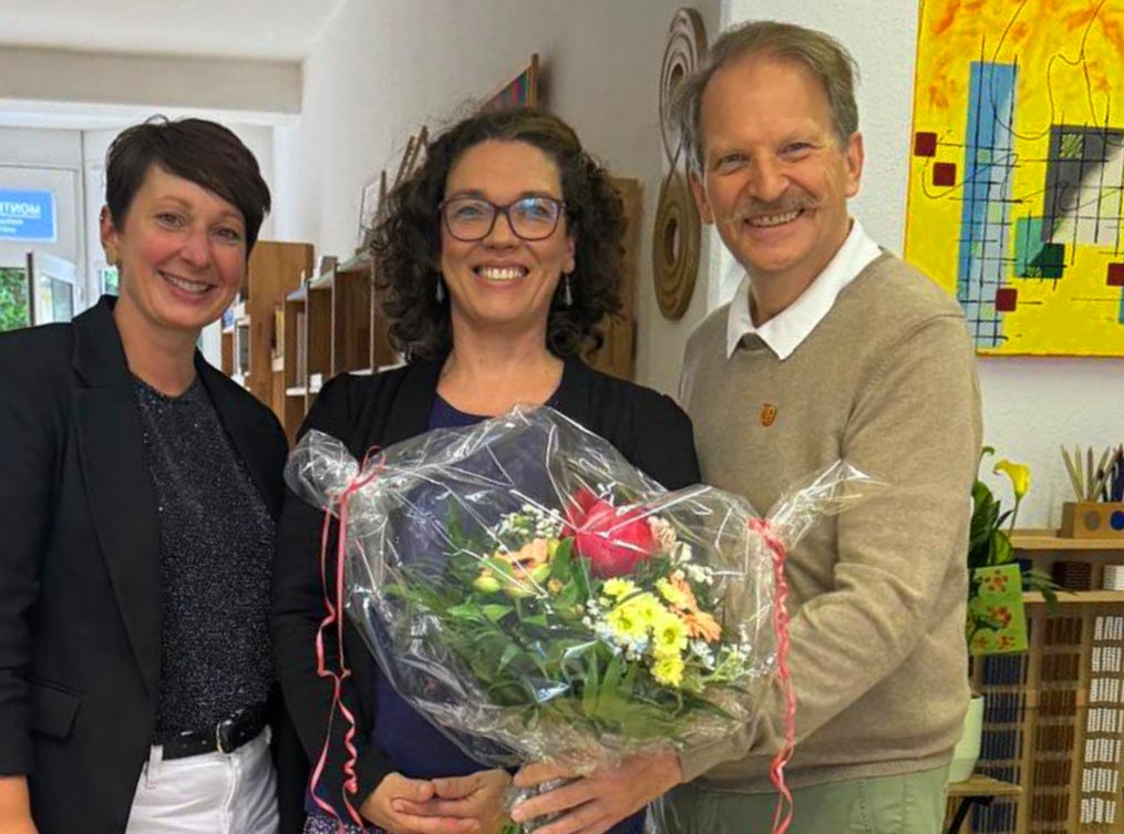 Eröffnung des MONTESSORIheute Instituts in Müncheberg am 6. Juni 2025 Manuela Drewas mit Bürgermeister Fritz-Georg Streichert und Susanne Völker bei der Eröffnung des MONTESSORIheute Instituts in Müncheberg, mit Blumenstrauß