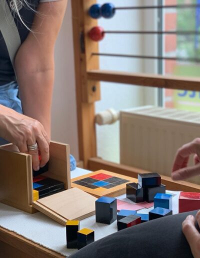 Personen inspizieren Montessori-Materialien