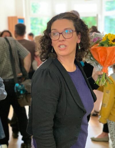 Manuela Drewas mit Blumenstrauß