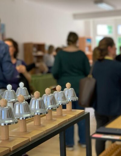 Gäste versammeln sich im Institut