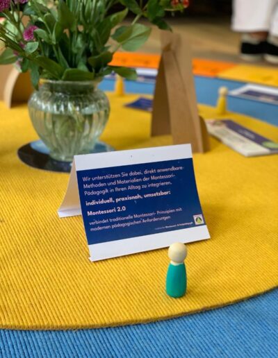 Montessori-Materialien auf einem gelben Tisch
