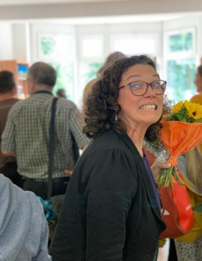 Manuela Drewas mit erstauntem Gesichtsausdruck