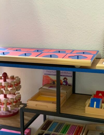 Regal mit Montessori-Materialien