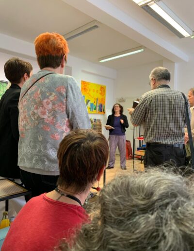 Heller Raum mit Kunstwerken und Montessori-Materialien