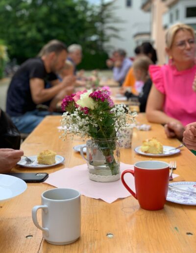 Tisch mit Kaffee und Blumen bei der Eröffnung