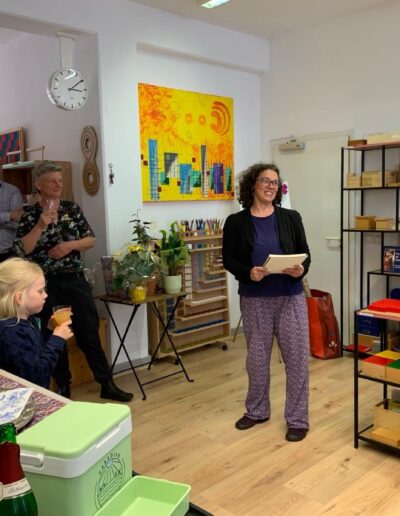 MONTESSORIheute – Institut für Montessori- und Heilpädagogik Eröffnung – Manuela Drewas bei der Eröffnungsrede mit Gästen