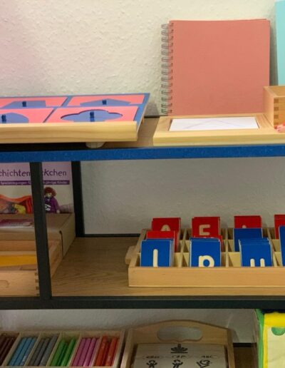 Regal mit Montessori-Materialien