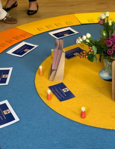 Montessori-Materialien und Dekoration auf dem Boden