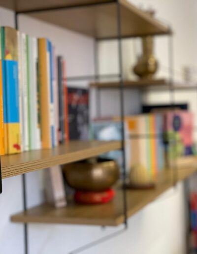 Regale gefüllt mit Montessori-Materialien