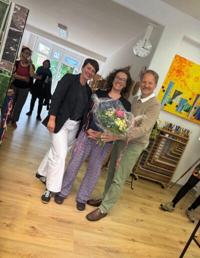 Manuela Drewas mit Bürgermeister Fritz-Georg Streichert und Susanne Völker bei der Eröffnung des MONTESSORIheute Instituts in Müncheberg, mit Blumenstrauß (Vollbild)