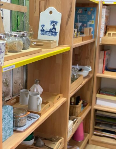 Regale gefüllt mit Montessori-Materialien