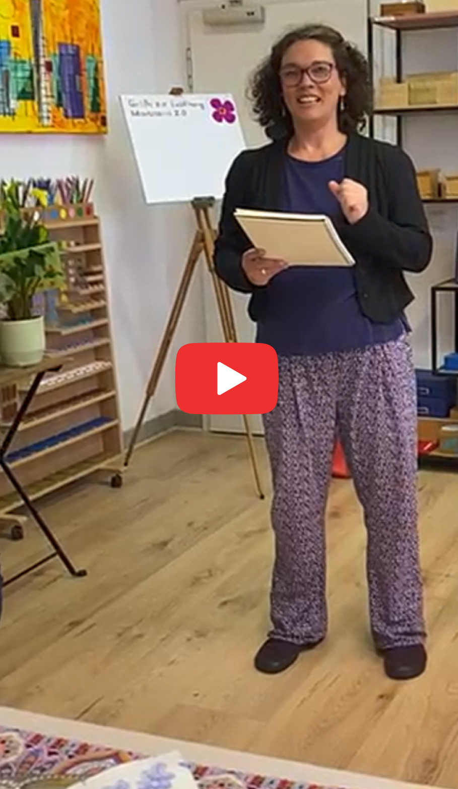 Hochformatiges Vorschaubild mit Playbutton zur Eröffnungsrede von Manuela Drewas beim MONTESSORIheute Institut
