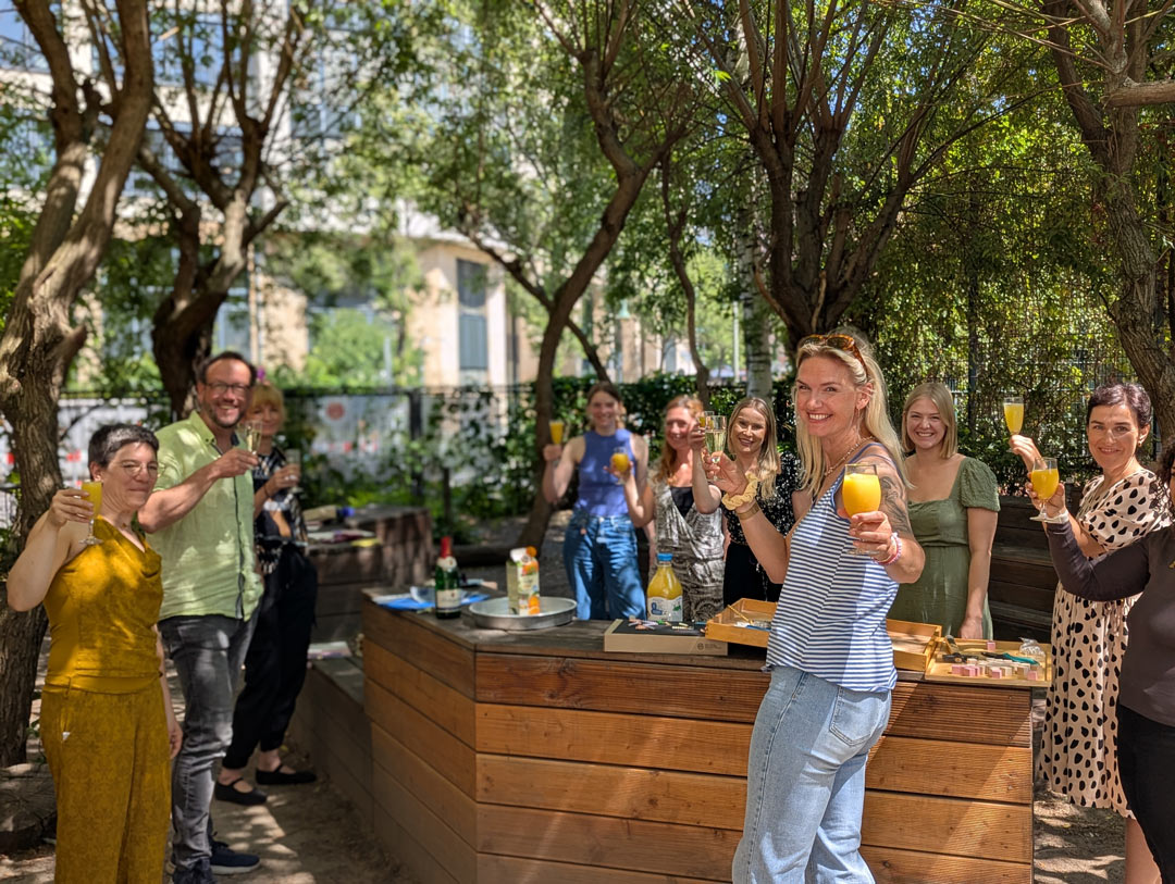 Diplomkurs Berlin 2025 stößt nach der Montessori-Diplomverleihung gemeinsam an.