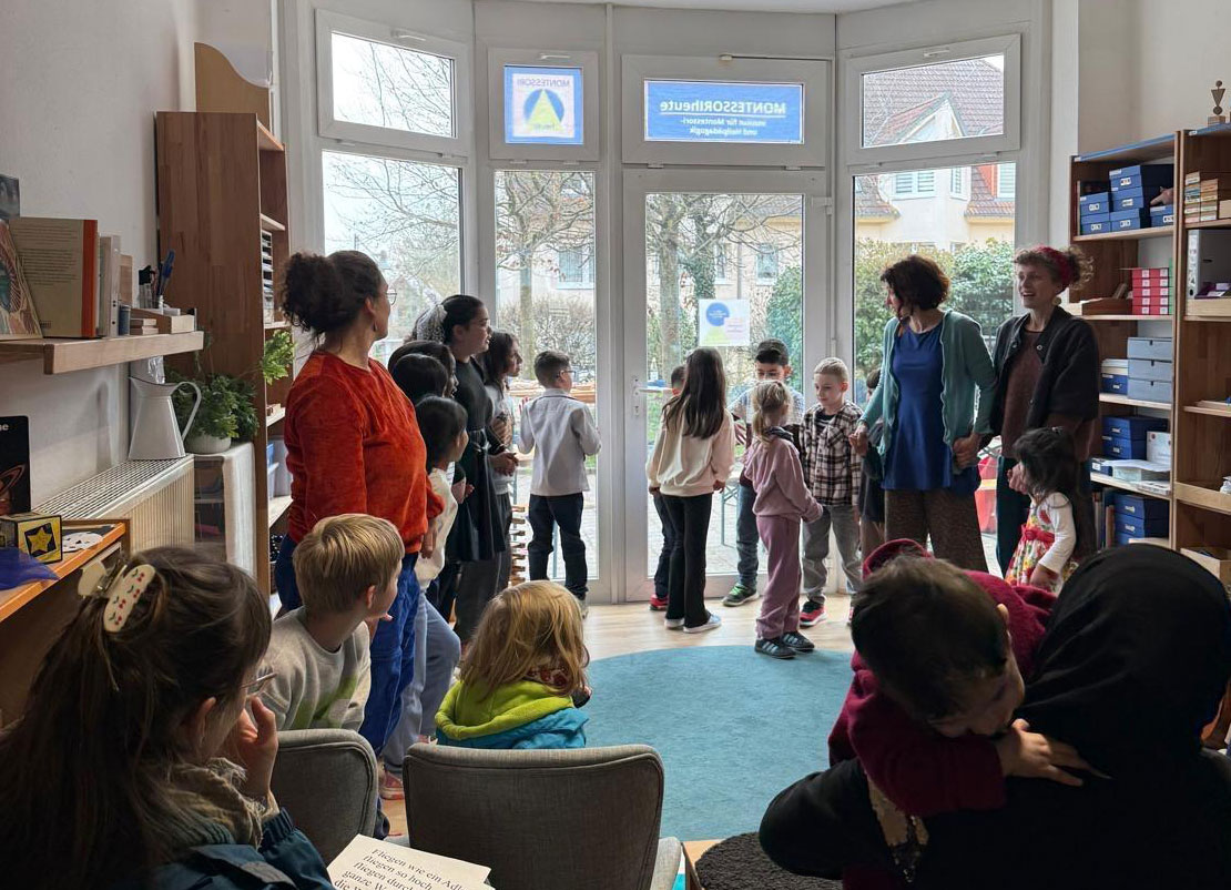 DaZ meets Montessori – Abschlussausstellung mit Eltern Kinder und Eltern bei der Abschlussausstellung der Lernwerkstatt „DaZ meets Montessori" in Müncheberg