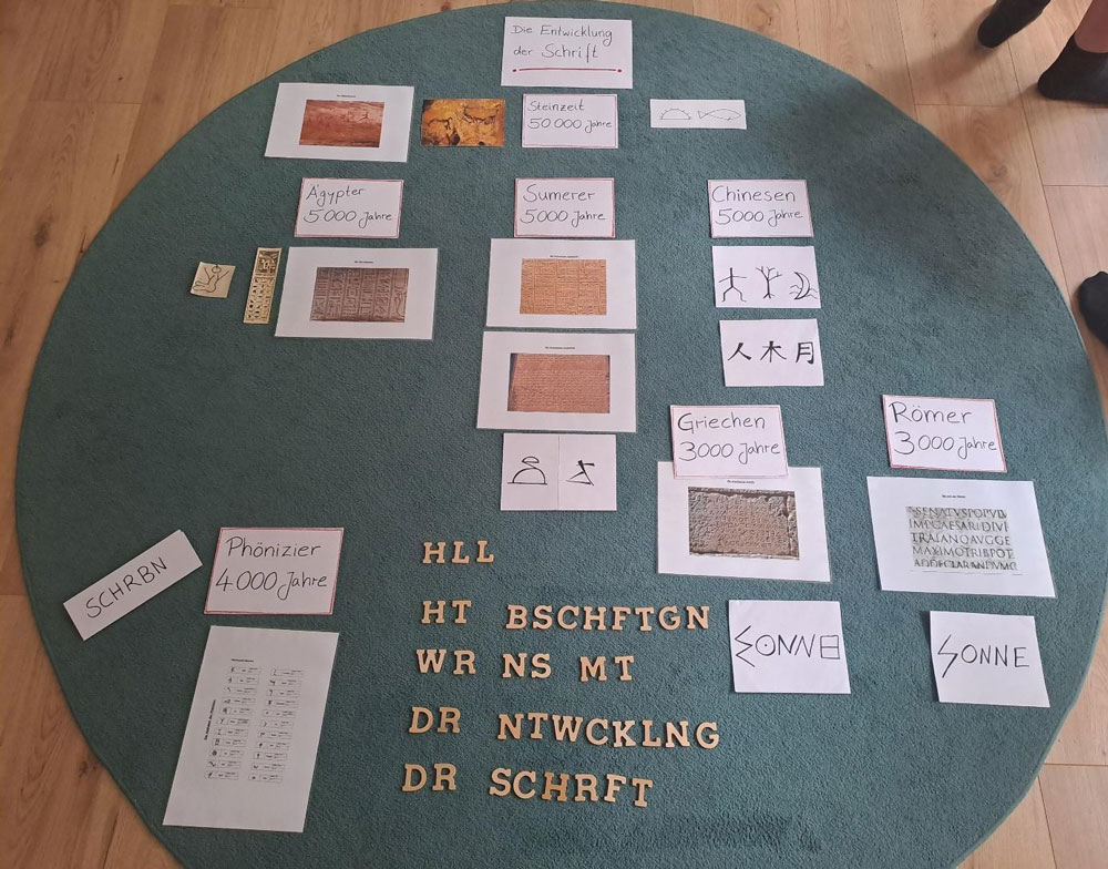 Montessori-Material zur Entwicklung der Schrift im Einsatz in der Lernwerkstatt „DaZ meets Montessori